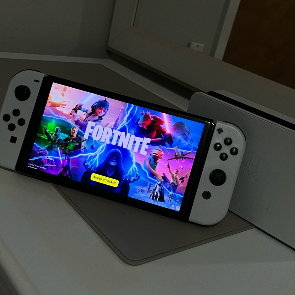 Nintendo Switch OLED - Picture 2 of 4